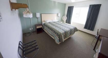 Rewak Studios: Gigabit Powered WiFi! Hotel-Style Furnished Studios--Easy Walk to Lots of Places