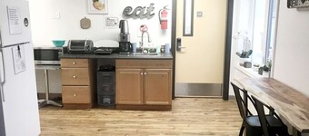 Rewak Studios: Gigabit Powered WiFi! Hotel-Style Furnished Studios--Easy Walk to Lots of Places