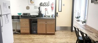 Rewak Studios: Gigabit Powered WiFi! Hotel-Style Furnished Studios--Easy Walk to Lots of Places