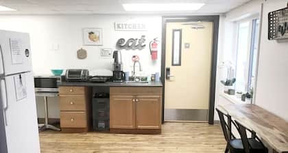 Rewak Studios: Gigabit Powered WiFi! Hotel-Style Furnished Studios--Easy Walk to Lots of Places