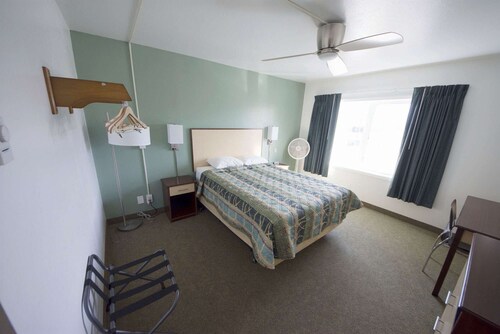 Rewak Studios: Gigabit Powered WiFi! Hotel-Style Furnished Studios--Easy Walk to Lots of Places