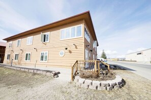 Exterior - Rewak Studios: Gigabit Powered WiFi! Hotel-Style Furnished Studios--Easy Walk to Lots of Places (Fairbanks)
