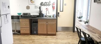 Rewak Studios: Gigabit Powered WiFi! Hotel-Style Furnished Studios--Easy Walk to Lots of Places