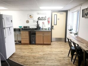 Private kitchen - Rewak Studios: Gigabit Powered WiFi! Hotel-Style Furnished Studios--Easy Walk to Lots of Places (Fairbanks)