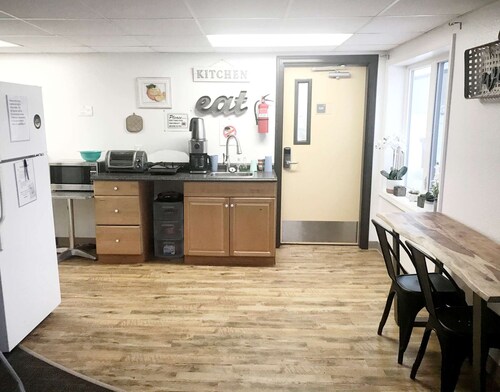 Rewak Studios: Gigabit Powered WiFi! Hotel-Style Furnished Studios--Easy Walk to Lots of Places