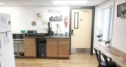 Rewak Studios: Gigabit Powered WiFi! Hotel-Style Furnished Studios--Easy Walk to Lots of Places