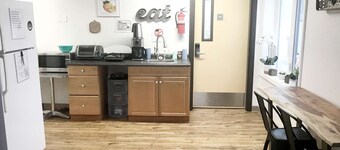 Rewak Studios: Gigabit Powered WiFi! Hotel-Style Furnished Studios--Easy Walk to Lots of Places