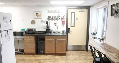 Rewak Studios: Gigabit Powered WiFi! Hotel-Style Furnished Studios--Easy Walk to Lots of Places