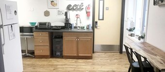 Rewak Studios: Gigabit Powered WiFi! Hotel-Style Furnished Studios--Easy Walk to Lots of Places