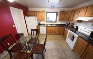 Fridge, microwave, oven, stovetop - Stay Anchorage! Fully Furnished Apartments with GCI RED 2 GIG Internet (Anchorage)