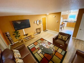 TV - Stay Anchorage! Fully Furnished Apartments with GCI RED 2 GIG Internet (Anchorage)