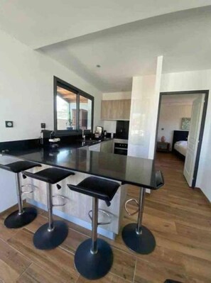 Frigorifero, forno, piano cottura, lavastoviglie