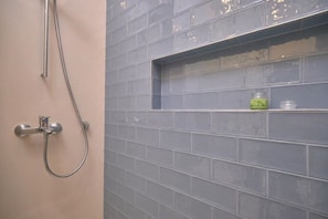 Douche, sĂšche-cheveux, serviettes fournies, savon