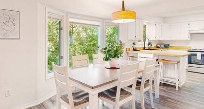 Private Bella Vista home near Bike Trails, Golf Courses, shops & scenic views