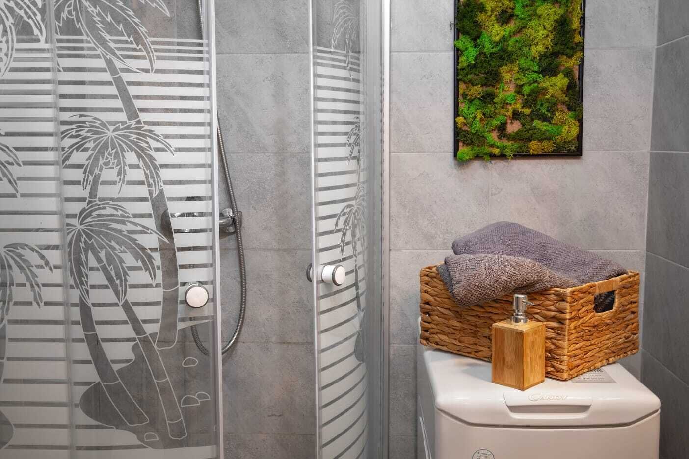 Douche, sèche-cheveux, serviettes fournies, savon