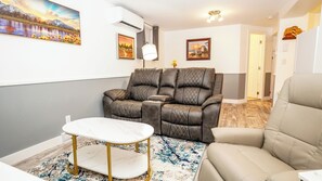 Smart TV, chimenea y libros 