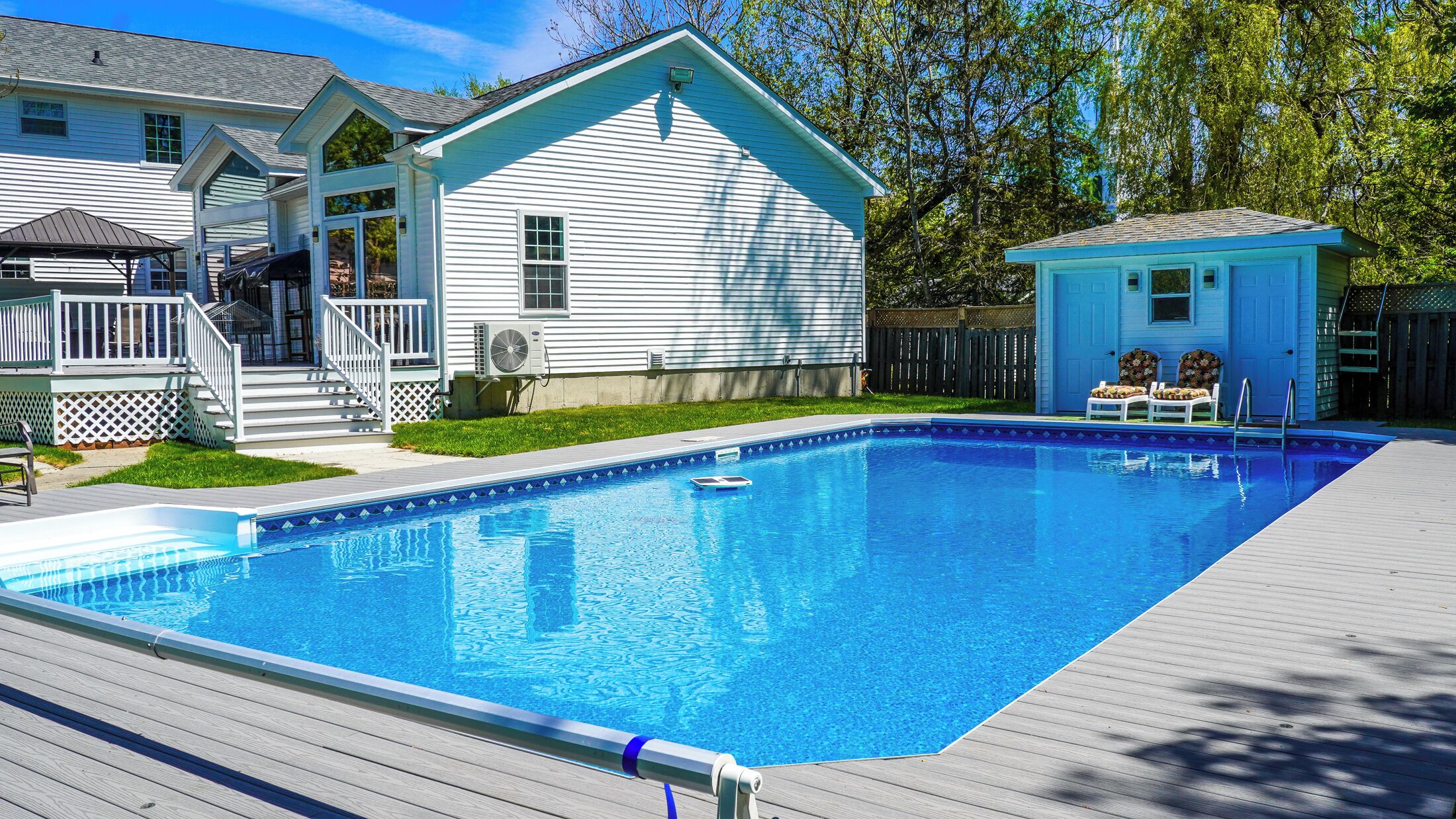 Een buitenzwembad, een verwarmd zwembad