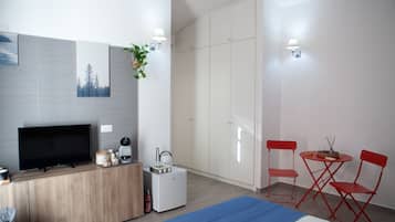 1 bedroom, desk, WiFi, bed sheets