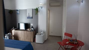 1 bedroom, desk, WiFi, bed sheets