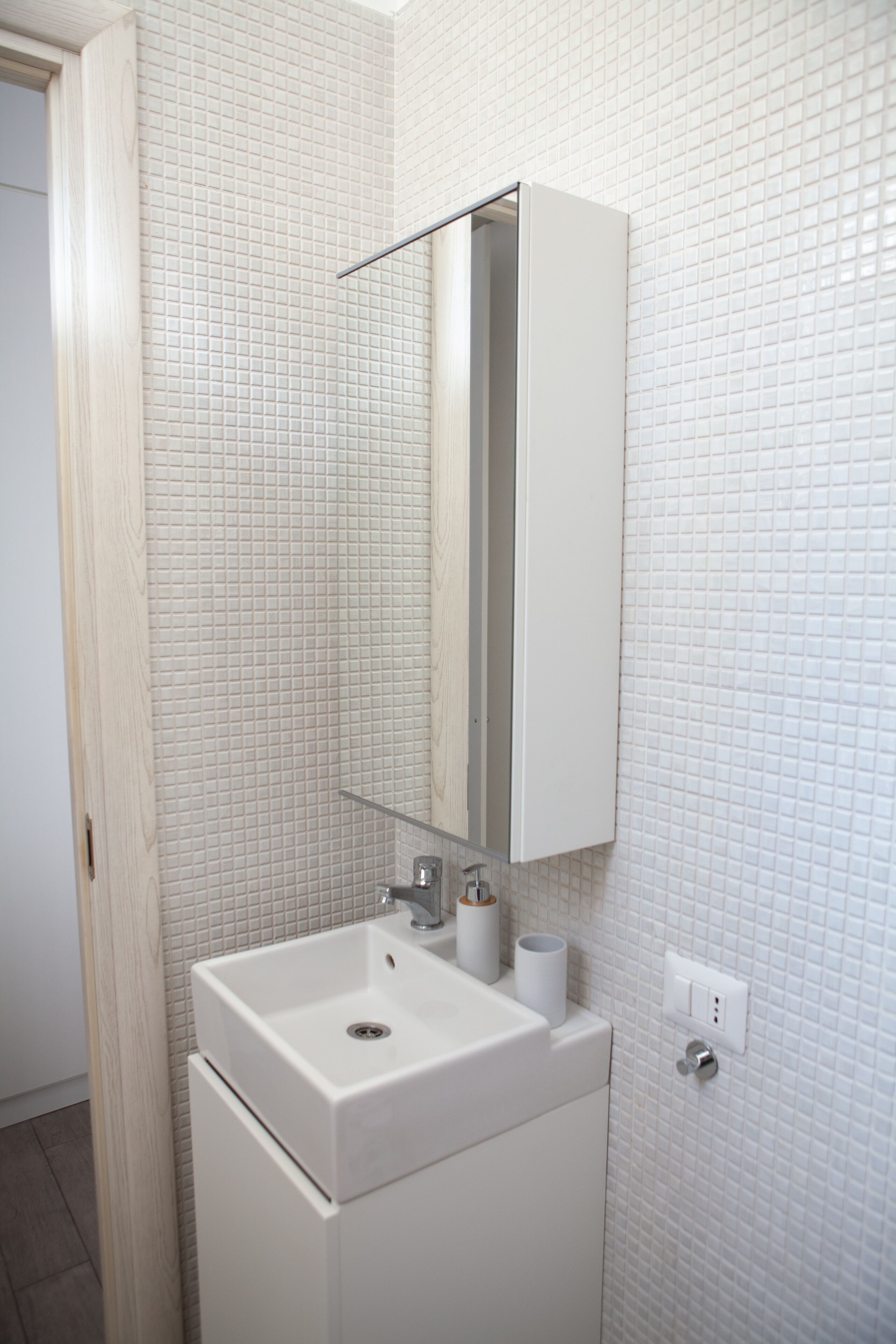 Douche, sèche-cheveux, bidet, serviettes fournies