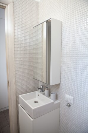 Douche, sèche-cheveux, bidet, serviettes fournies