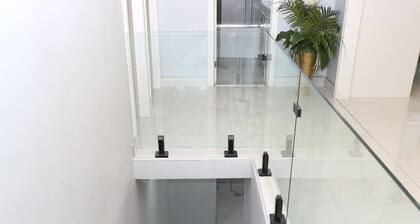 à 5 minutes de Montréal! Beaux et chaleureux 51/2 avec salle familiale sous sol.