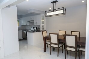 Dining - Appartement De Luxe (Laval)