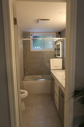 Hair dryer, towels, soap, toilet paper - Appartement De Luxe (Laval)