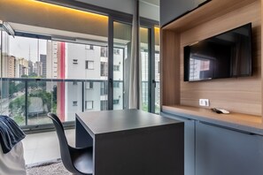 Exclusive Studio (DESATIVADO) | Living area | 32-inch Smart TV with digital channels - 360 VN On Lorena (São Paulo)