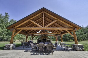 Outdoor dining - Lakeside Cabin in the woods.  Perfect retreat to nature. (Levering)