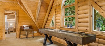 Firefly Lodge; views, theatre, game room, hot tub