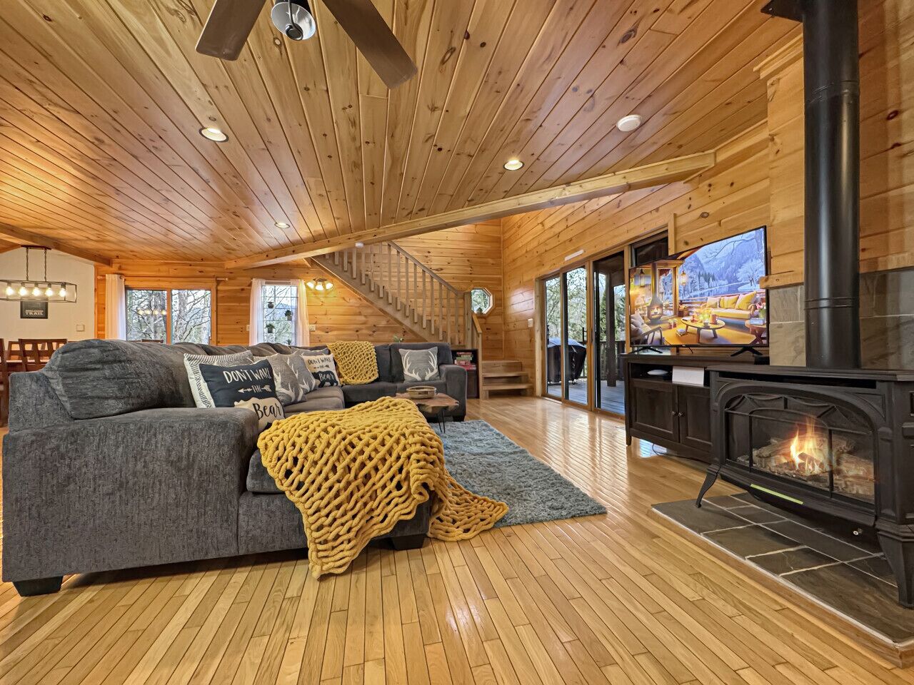 Smart-tv, een open haard, een dvd-speler en tafelvoetbal