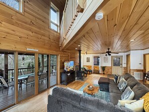 Een smart-tv, een open haard, een dvd-speler en tafelvoetbal