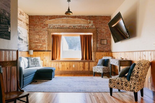 Nugget Suite - Main Street