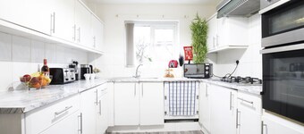 Newly-furnished, Detached 4 bedroom Didsbury home