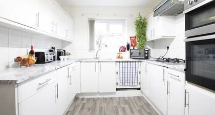 Newly-furnished, Detached 4 bedroom Didsbury home