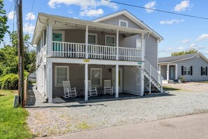 Exterior - The Teal Door is a 3 Bedroom 1 Bath Unit. Sleeps 6. Linens Included! (Carolina Beach)