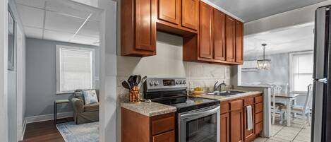 Refrigerador, microondas, horno y parrilla de estufa