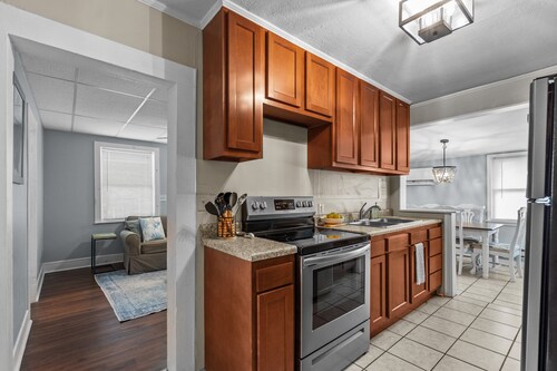 The Teal Door is a 3 Bedroom 1 Bath Unit. Sleeps 6. Linens Included!