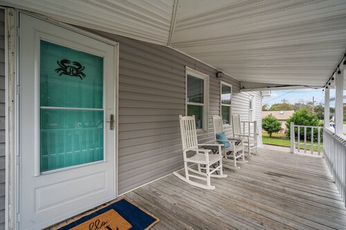 The Teal Door is a 3 Bedroom 1 Bath Unit. Sleeps 6. Linens Included!