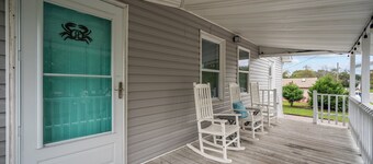 The Teal Door is a 3 Bedroom 1 Bath Unit. Sleeps 6. Linens Included!