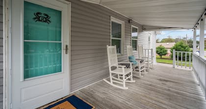 The Teal Door is a 3 Bedroom 1 Bath Unit. Sleeps 6. Linens Included!