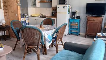 Fernseher, DVD-Player, Bücher