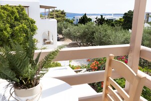 Habitación estándar doble, 1 habitación, vistas parciales al mar | Balcón