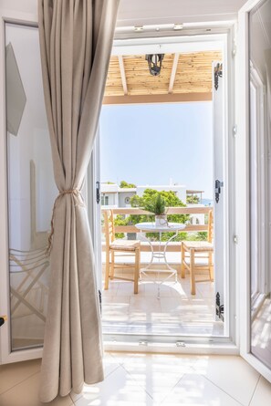 Standard-Doppelzimmer, 1 Schlafzimmer, eingeschränkter Meerblick | Terrasse/Patio