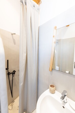 Superior Apartment, Sea View | Bathroom | Hair dryer, towels - ACOYA RESIDENCES (Paros)