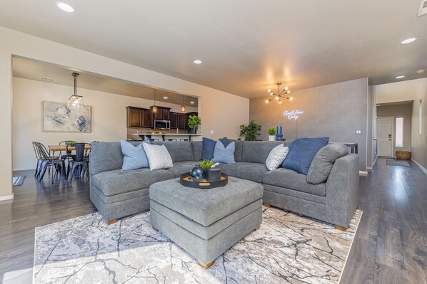 Smart TV, fireplace, video games, table football - Fully renovated 4 bedroom 3 bath house that sleeps 15. Hot tub. Garage game room (Medford)