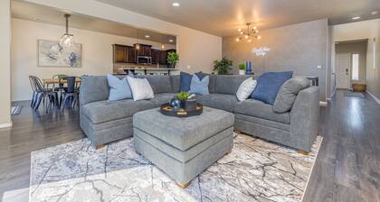 Fully renovated 4 bedroom 3 bath house that sleeps 15. Hot tub. Garage game room