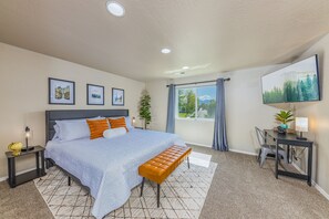4 bedrooms, iron/ironing board, travel cot, WiFi - Fully renovated 4 bedroom 3 bath house that sleeps 15. Hot tub. Garage game room (Medford)