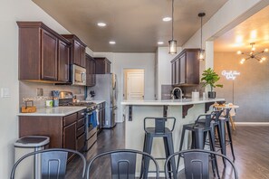 Fridge, microwave, oven, stovetop - Fully renovated 4 bedroom 3 bath house that sleeps 15. Hot tub. Garage game room (Medford)